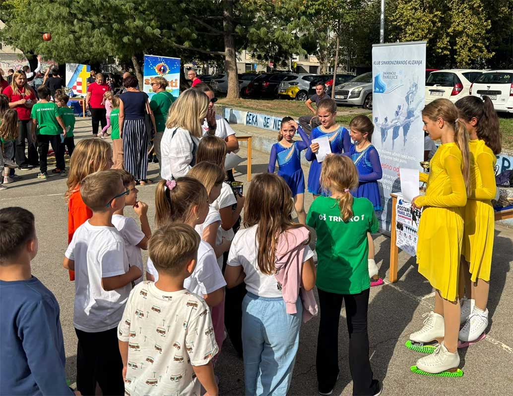 Pahuljice predstavile sinkronizirano klizanje u OŠ Trnsko